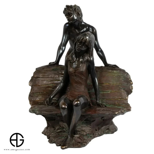 تمثال برونزي لزوجين على أريكة من إسبانيا