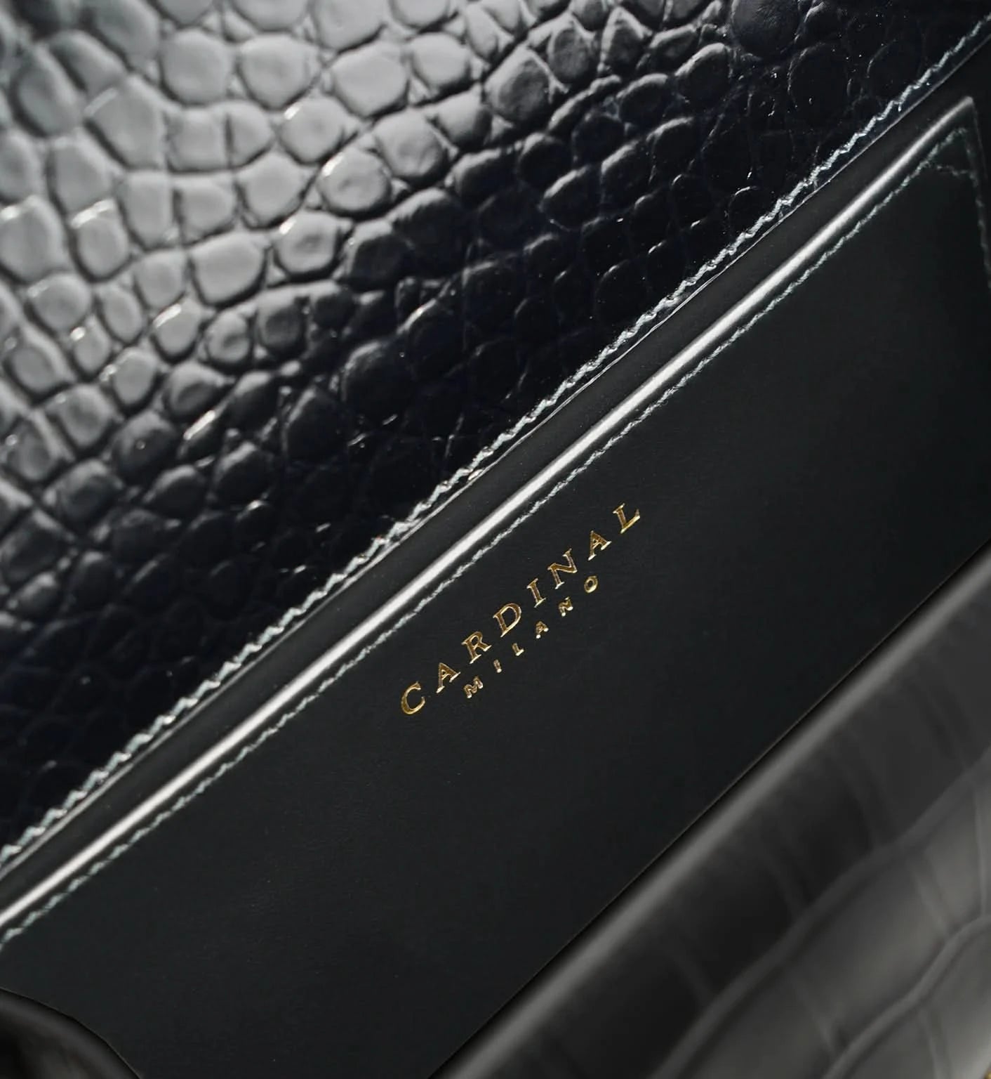 حقيبة السيدة الأولى من الجلد الأسود المنقوش بنقشة جلد التمساح