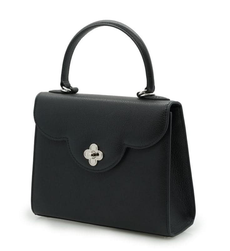 حقيبة يد جلدية سوداء مزخرفة على شكل زهرة للسيدة الأولى