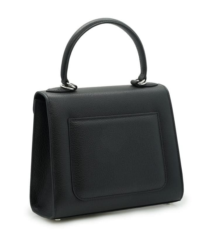 حقيبة يد جلدية سوداء مزخرفة على شكل زهرة للسيدة الأولى