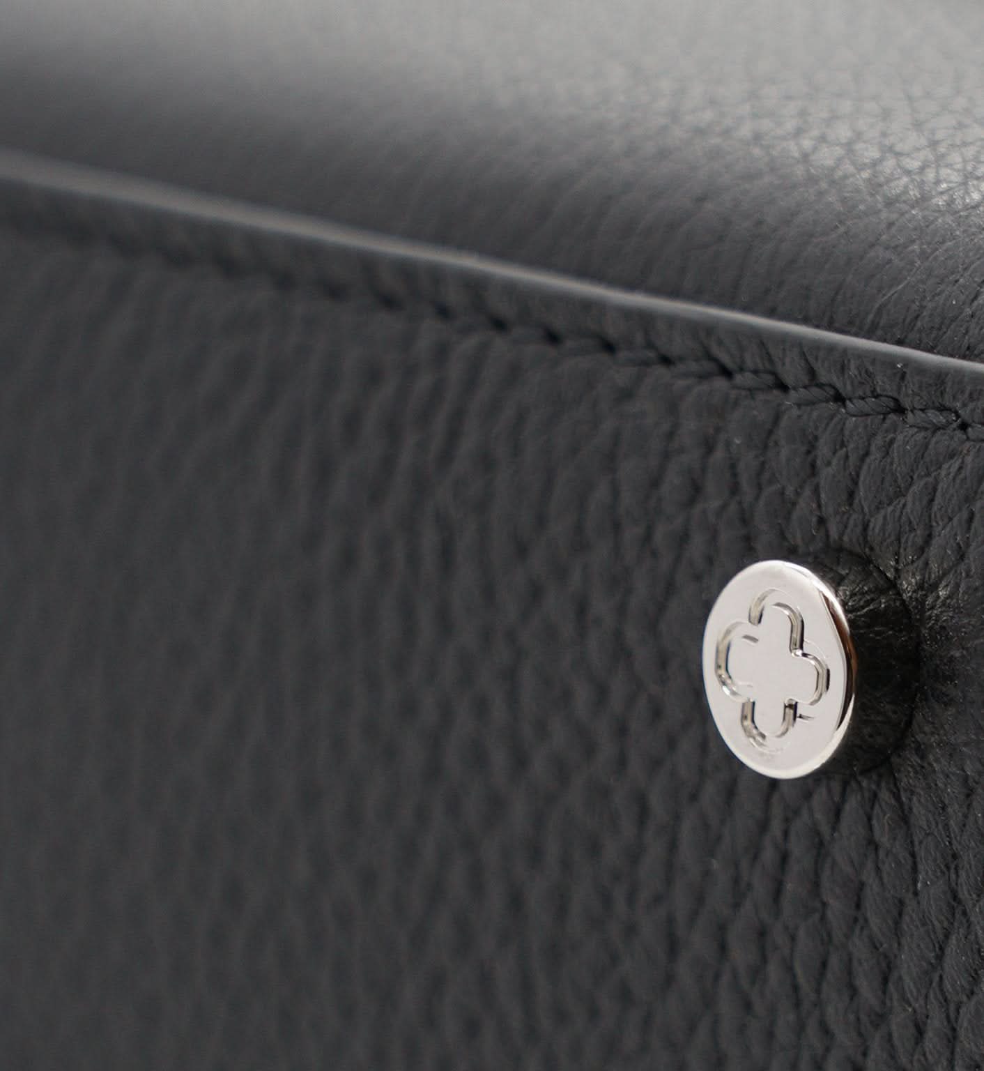 حقيبة يد جلدية سوداء مزخرفة على شكل زهرة للسيدة الأولى