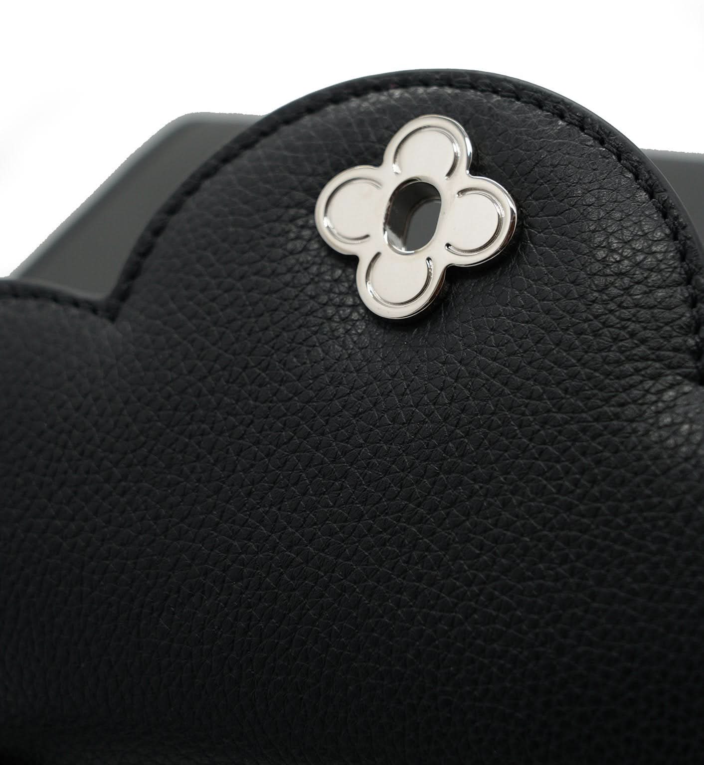 حقيبة يد جلدية سوداء مزخرفة على شكل زهرة للسيدة الأولى