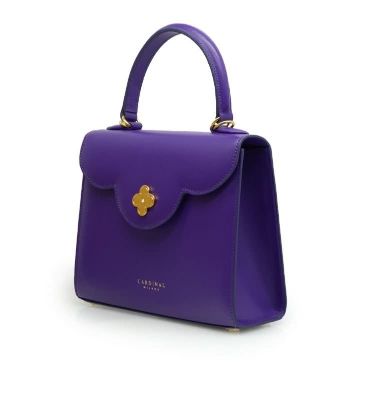 حقيبة يد جلدية أرجوانية اللون من تصميم السيدة الأولى