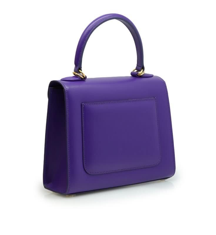 حقيبة يد جلدية أرجوانية اللون من تصميم السيدة الأولى