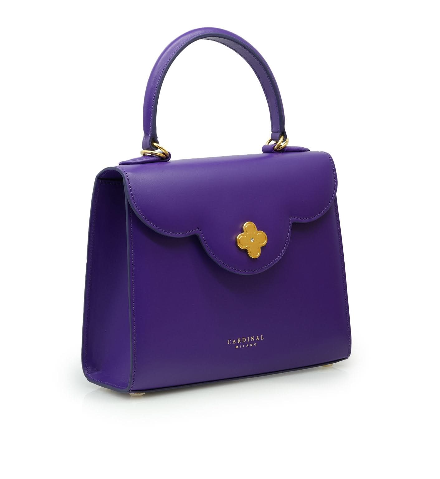 حقيبة يد جلدية أرجوانية اللون من تصميم السيدة الأولى