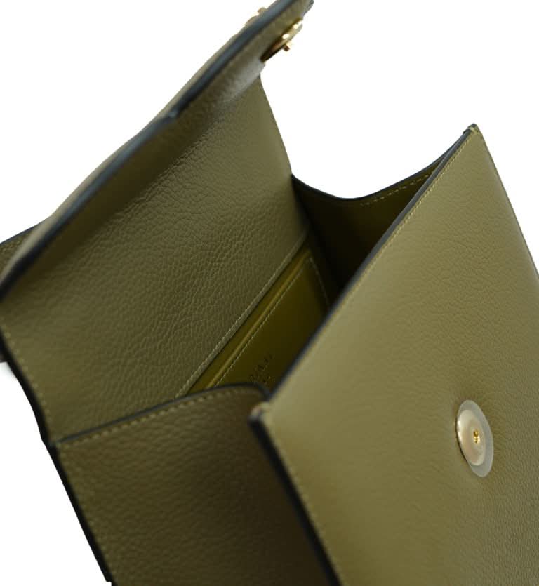 حقيبة يد جلدية عسكرية خضراء اللون للسيدة الأولى