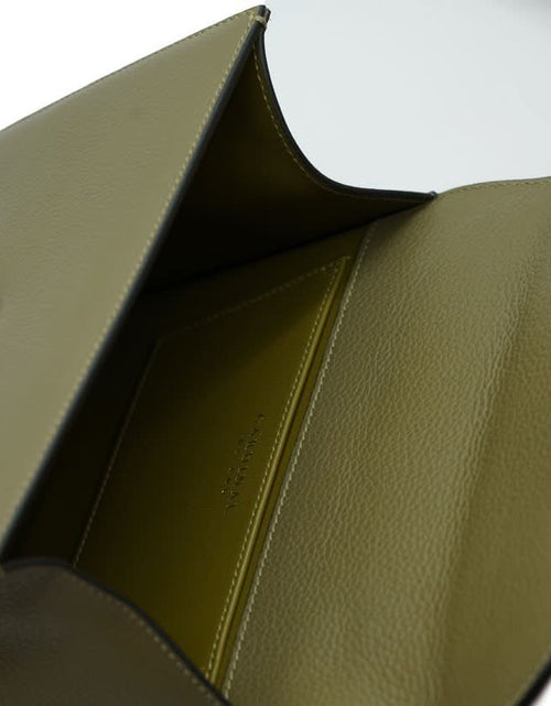 تحميل الصورة إلى عارض المعرض، حقيبة يد جلدية عسكرية خضراء اللون للسيدة الأولى
