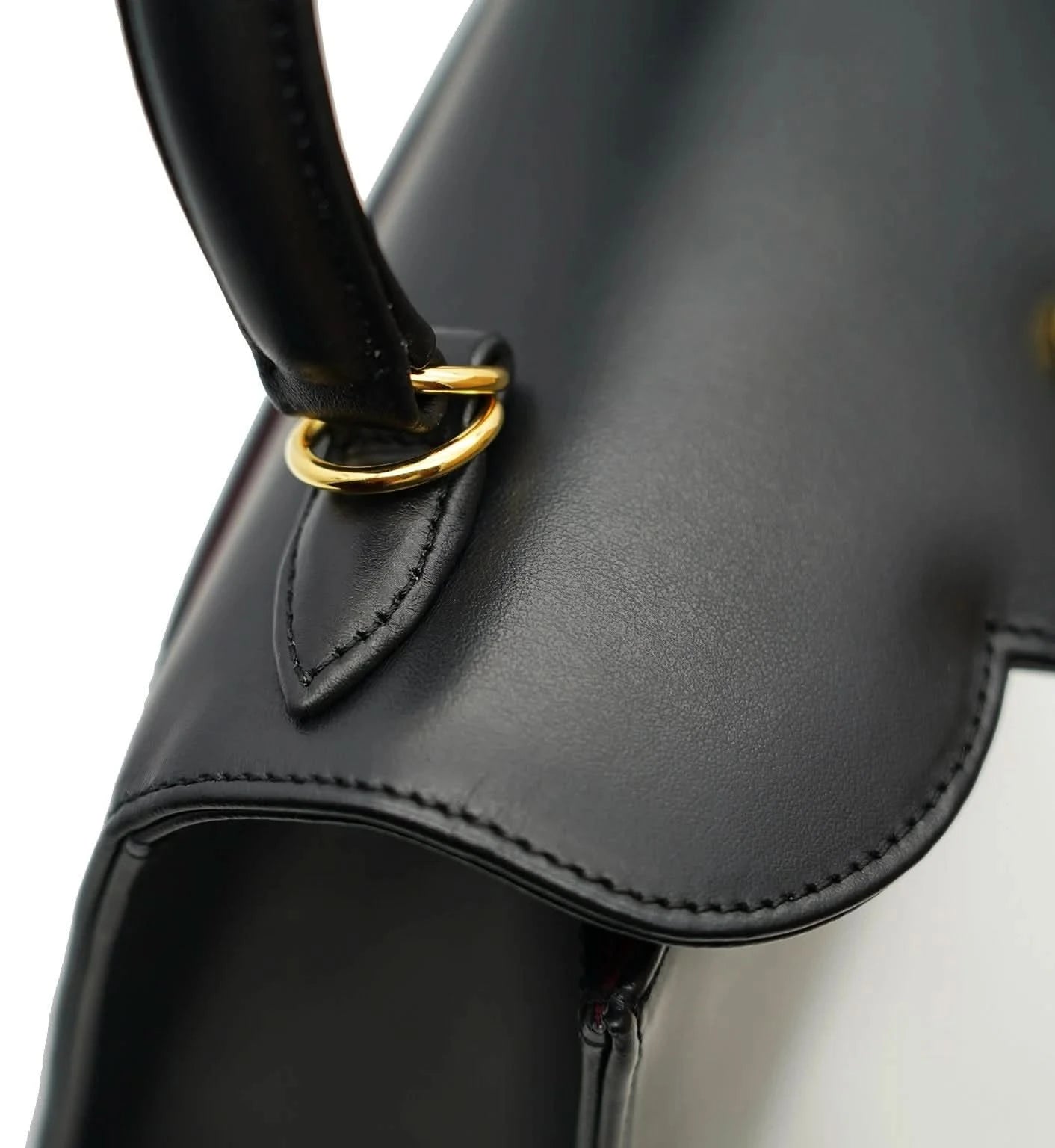 حقيبة يد صغيرة من الجلد الأسود الماسي للسيدة الأولى