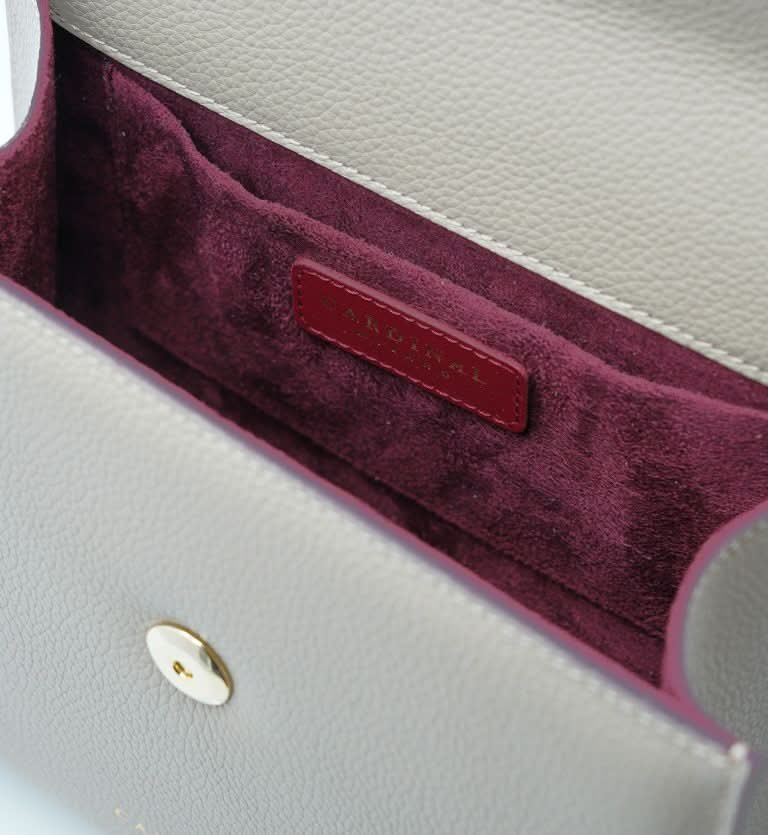 حقيبة يد جلدية باللون البني الداكن من السيدة الأولى