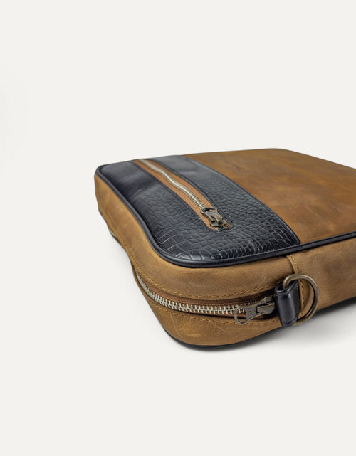 تحميل الصورة إلى عارض المعرض، Adler Messenger Bag tan
