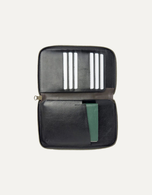 تحميل الصورة إلى عارض المعرض، Voyager Passport Folio black
