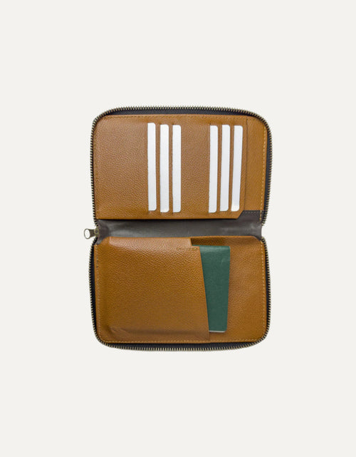 Load image into Gallery viewer, Voyager Passport Folio tan
