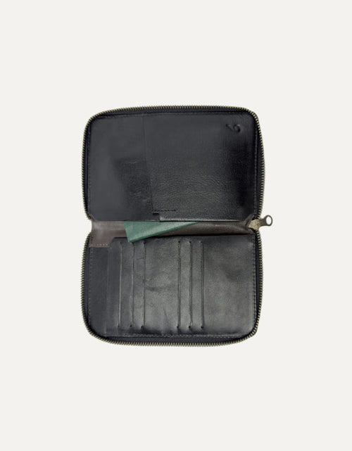 تحميل الصورة إلى عارض المعرض، Voyager Passport Folio black

