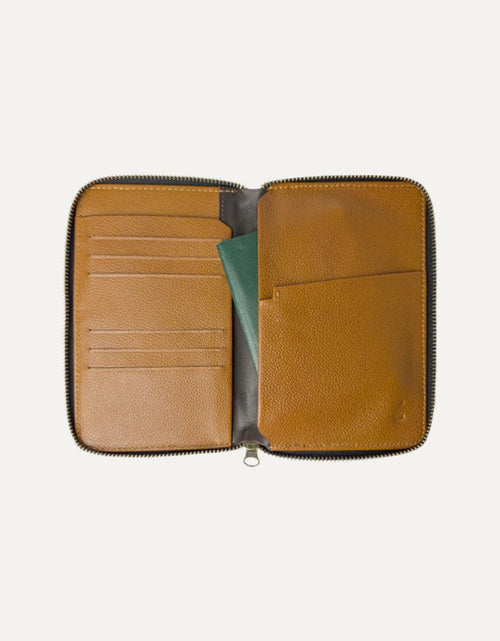 Load image into Gallery viewer, Voyager Passport Folio tan
