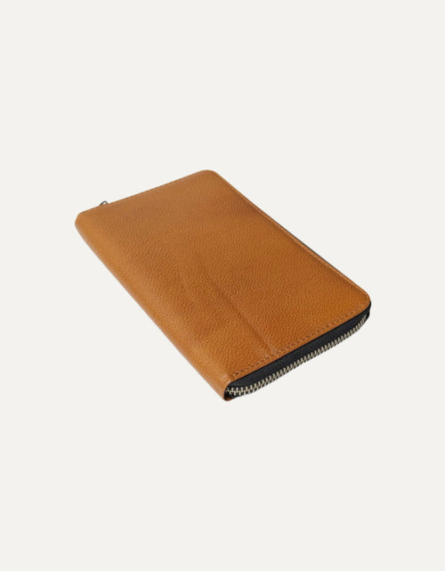 Load image into Gallery viewer, Voyager Passport Folio tan
