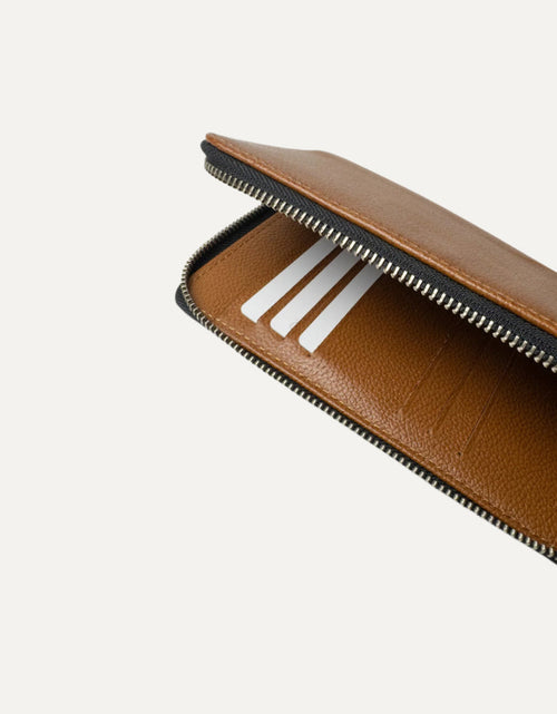 Load image into Gallery viewer, Voyager Passport Folio tan
