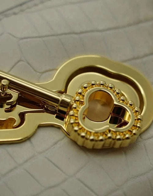 تحميل الصورة إلى عارض المعرض، حقيبة ليدي كاردينال تايم كيز هيمالايا من الجلد البيج المنقوش بنقشة جلد التمساح
