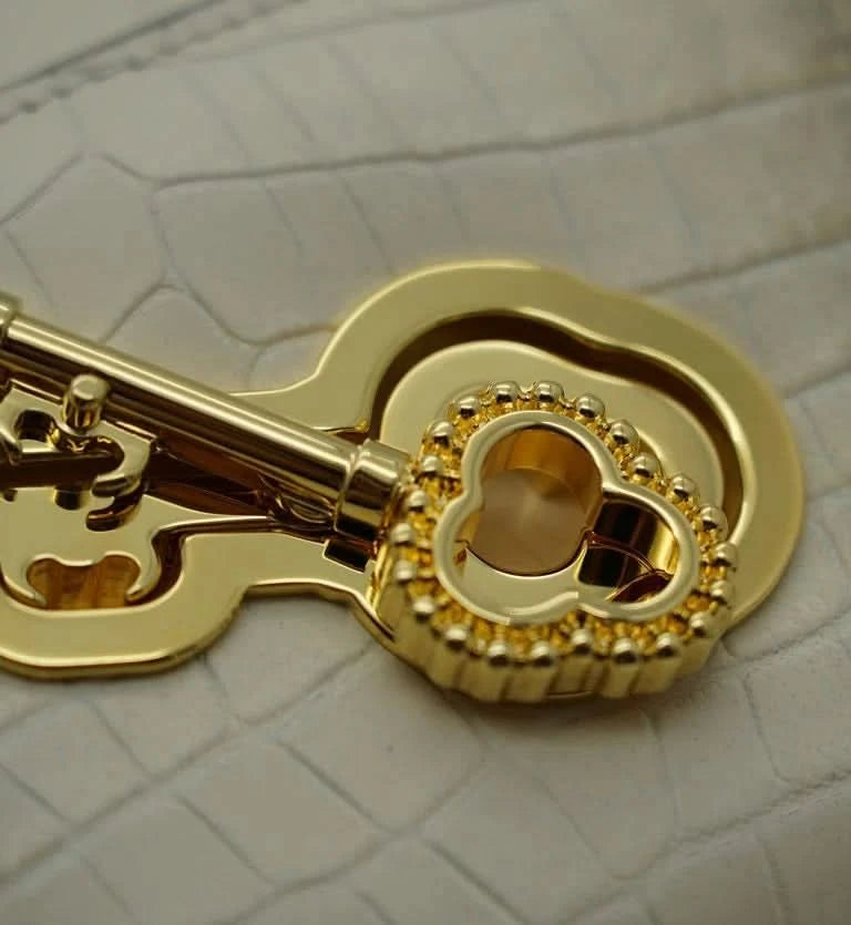 حقيبة ليدي كاردينال تايم كيز هيمالايا من الجلد البيج المنقوش بنقشة جلد التمساح