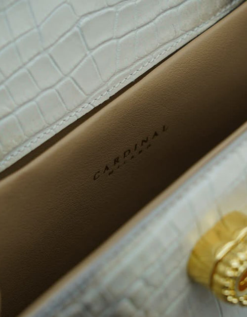 تحميل الصورة إلى عارض المعرض، حقيبة ليدي كاردينال تايم كيز هيمالايا من الجلد البيج المنقوش بنقشة جلد التمساح
