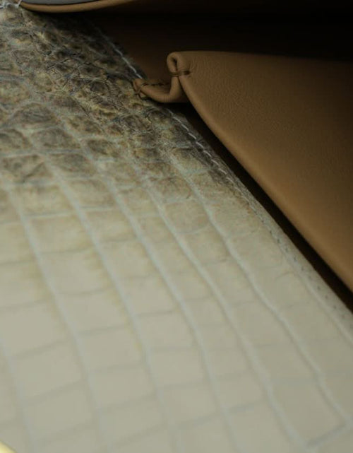 تحميل الصورة إلى عارض المعرض، حقيبة ليدي كاردينال تايم كيز هيمالايا من الجلد البيج المنقوش بنقشة جلد التمساح
