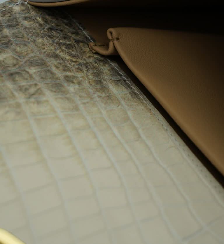 حقيبة ليدي كاردينال تايم كيز هيمالايا من الجلد البيج المنقوش بنقشة جلد التمساح