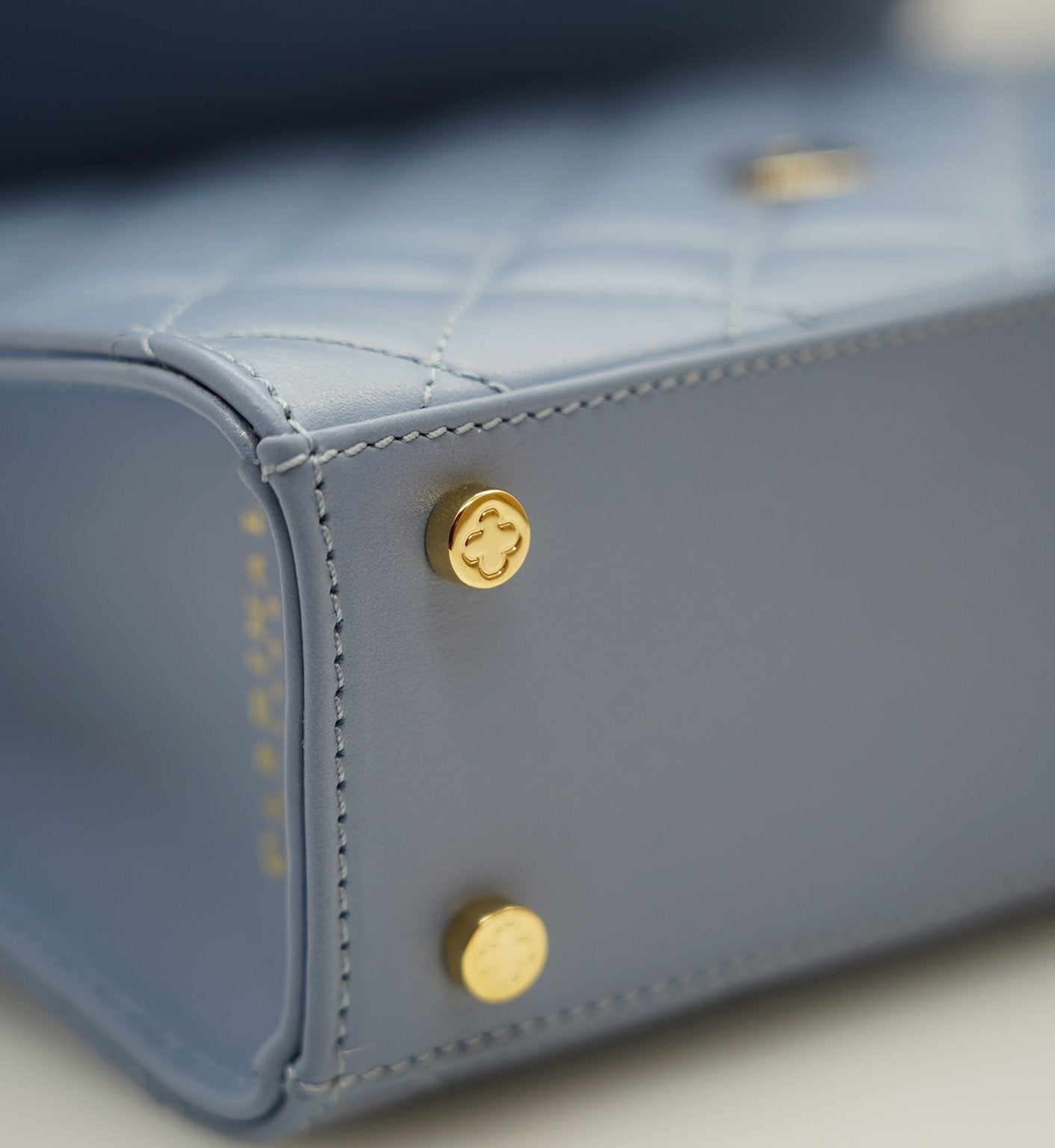 Opèra Quilted Blue Lavanda leather shoulder chain bag
