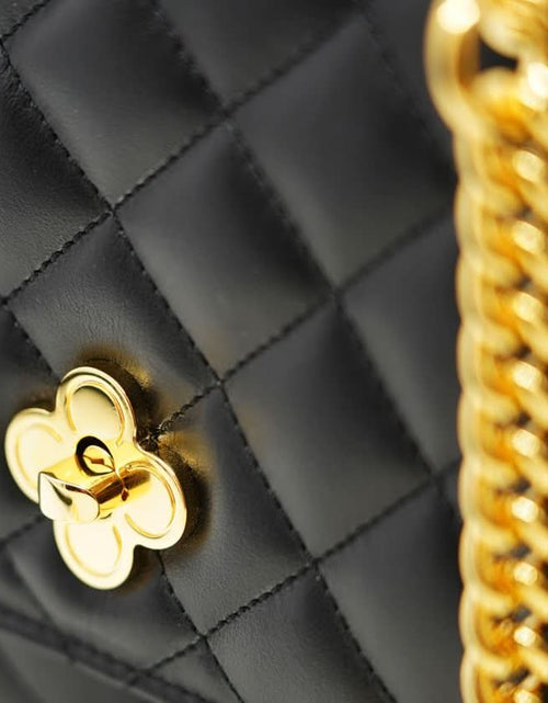 تحميل الصورة إلى عارض المعرض، حقيبة أوبرا الجلدية السوداء المبطنة بسلسلة على شكل زهرة ملتوية
