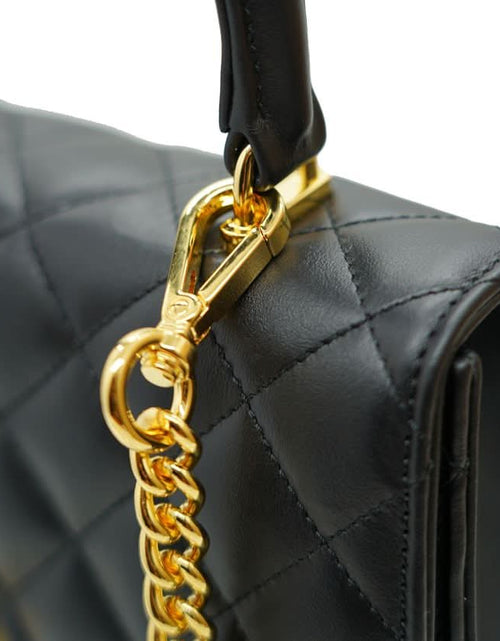 تحميل الصورة إلى عارض المعرض، حقيبة أوبرا الجلدية السوداء المبطنة بسلسلة على شكل زهرة ملتوية
