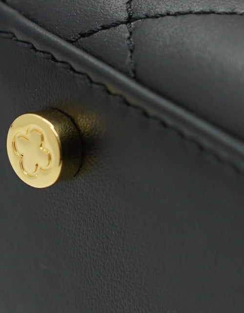 تحميل الصورة إلى عارض المعرض، حقيبة أوبرا الجلدية السوداء المبطنة بسلسلة على شكل زهرة ملتوية
