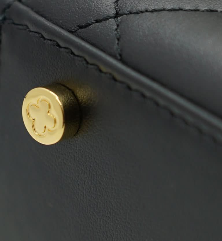 حقيبة أوبرا الجلدية السوداء المبطنة بسلسلة على شكل زهرة ملتوية