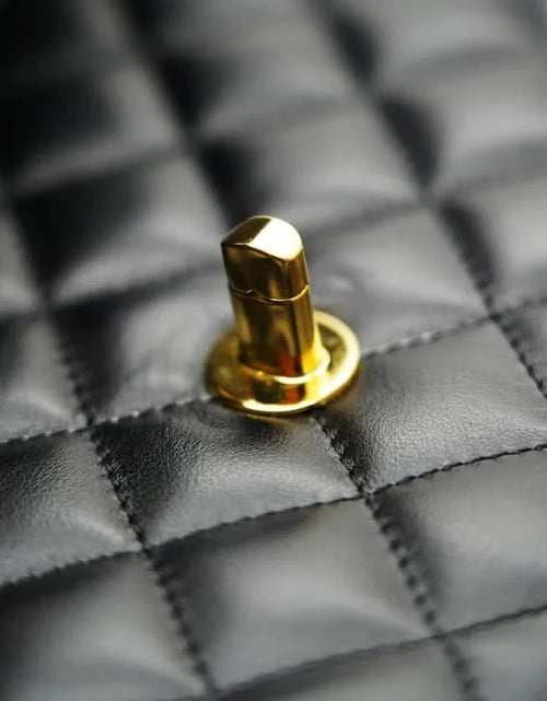 تحميل الصورة إلى عارض المعرض، حقيبة أوبرا الجلدية السوداء المبطنة بسلسلة على شكل زهرة ملتوية
