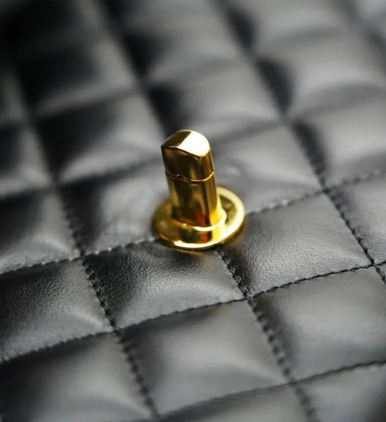 حقيبة أوبرا الجلدية السوداء المبطنة بسلسلة على شكل زهرة ملتوية