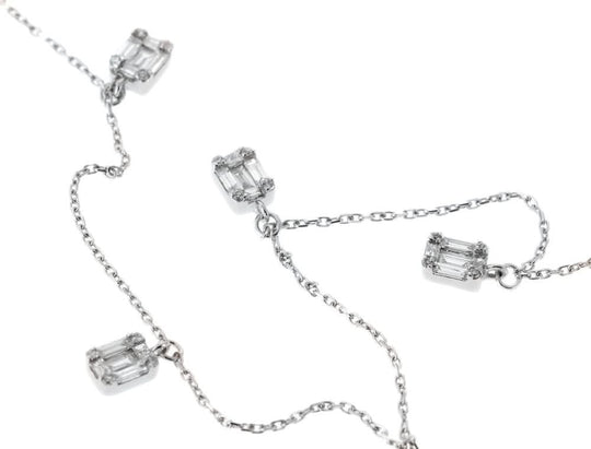 قلادة مرصعة بأحجار مستطيلة