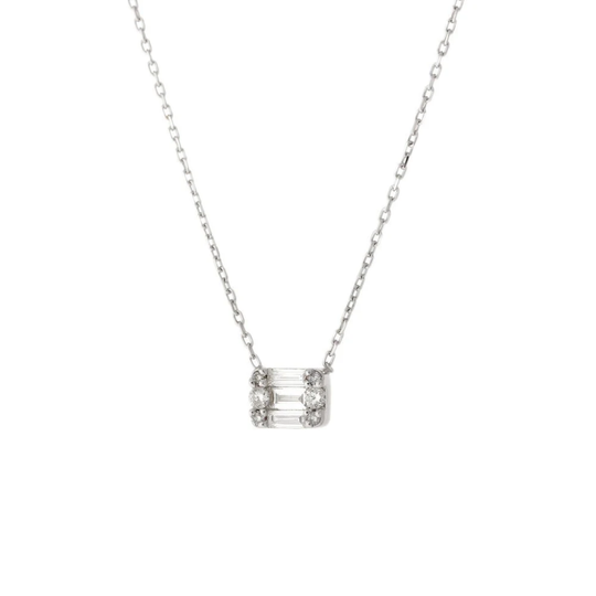 قلادة مستطيلة مرصعة بالألماس