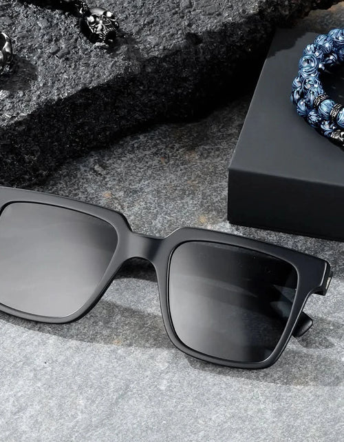 تحميل الصورة إلى عارض المعرض، نظارة شمسية كوبالت - إطار أسود غير لامع مع شعار جمجمة
