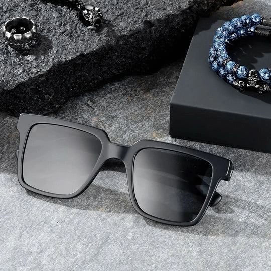 نظارة شمسية كوبالت - إطار أسود غير لامع مع شعار جمجمة