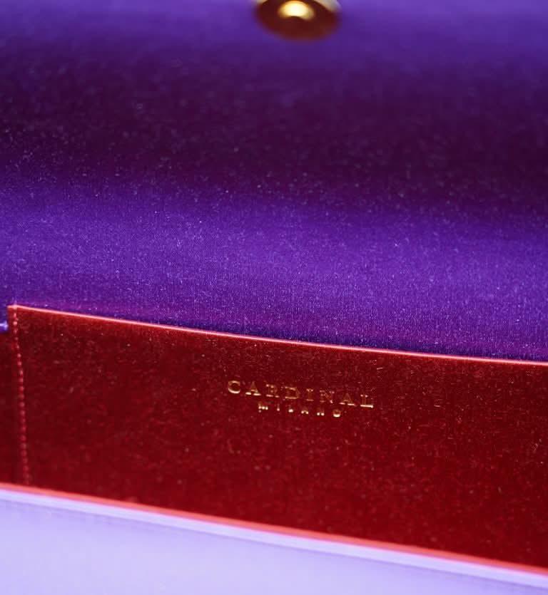 حقيبة كلاتش تايم 22 من الساتان الأرجواني مرصعة بالجواهر