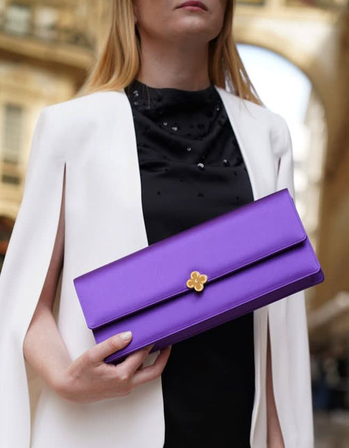 تحميل الصورة إلى عارض المعرض، حقيبة كلاتش تايم 22 من الساتان الأرجواني مرصعة بالجواهر
