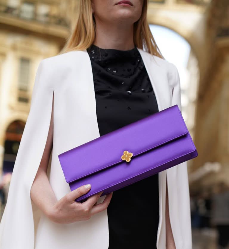 حقيبة كلاتش تايم 22 من الساتان الأرجواني مرصعة بالجواهر