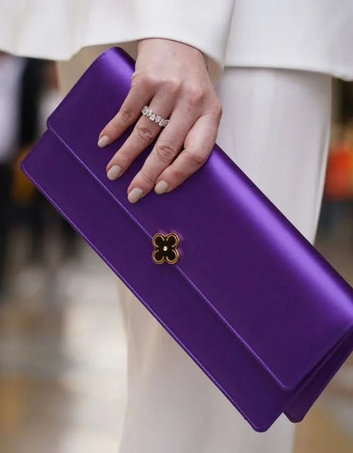 تحميل الصورة إلى عارض المعرض، حقيبة كلاتش تايم 22 من الساتان الأرجواني مرصعة بالجواهر
