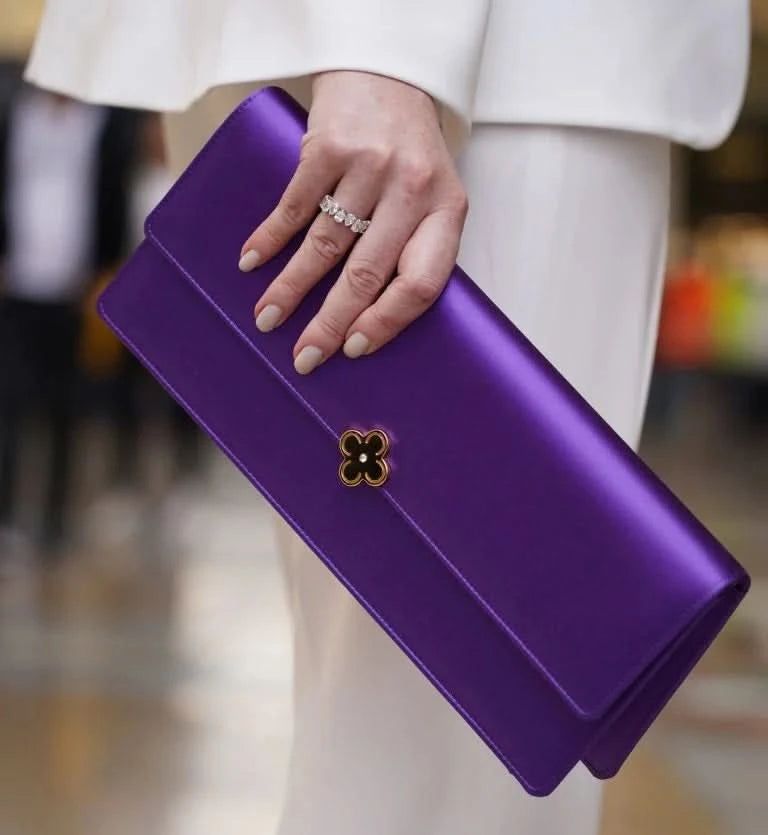 حقيبة كلاتش تايم 22 من الساتان الأرجواني مرصعة بالجواهر