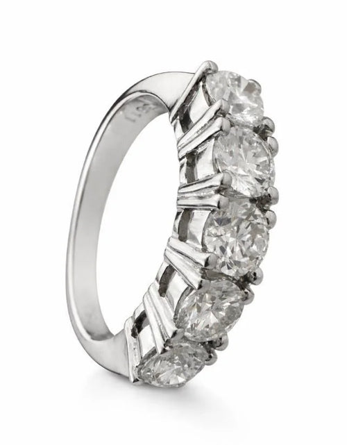 تحميل الصورة إلى عارض المعرض، Diamond Crest Ring
