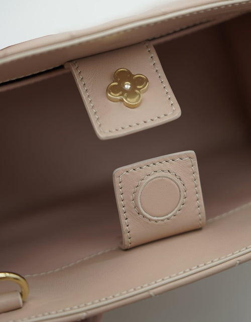 Load image into Gallery viewer, AmrGazzaz عمرو_قزاز LuxuryPerfumes عطور_فاخرة AuthenticPerfume عطور_أصلية NicheFragrance عطور_نيش PerfumeKSA عطور_السعودية ShopOnlineKSA تسوق_أونلاين LuxuryShopping متجر_عطور
