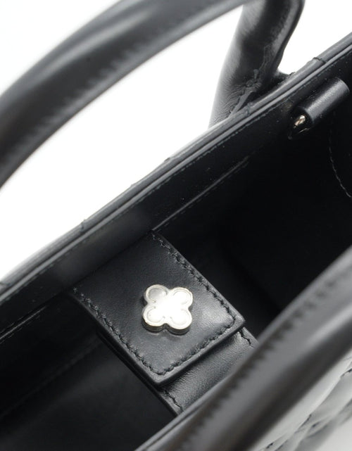 Load image into Gallery viewer, AmrGazzaz عمرو_قزاز LuxuryPerfumes عطور_فاخرة AuthenticPerfume عطور_أصلية NicheFragrance عطور_نيش PerfumeKSA عطور_السعودية ShopOnlineKSA تسوق_أونلاين LuxuryShopping متجر_عطور
