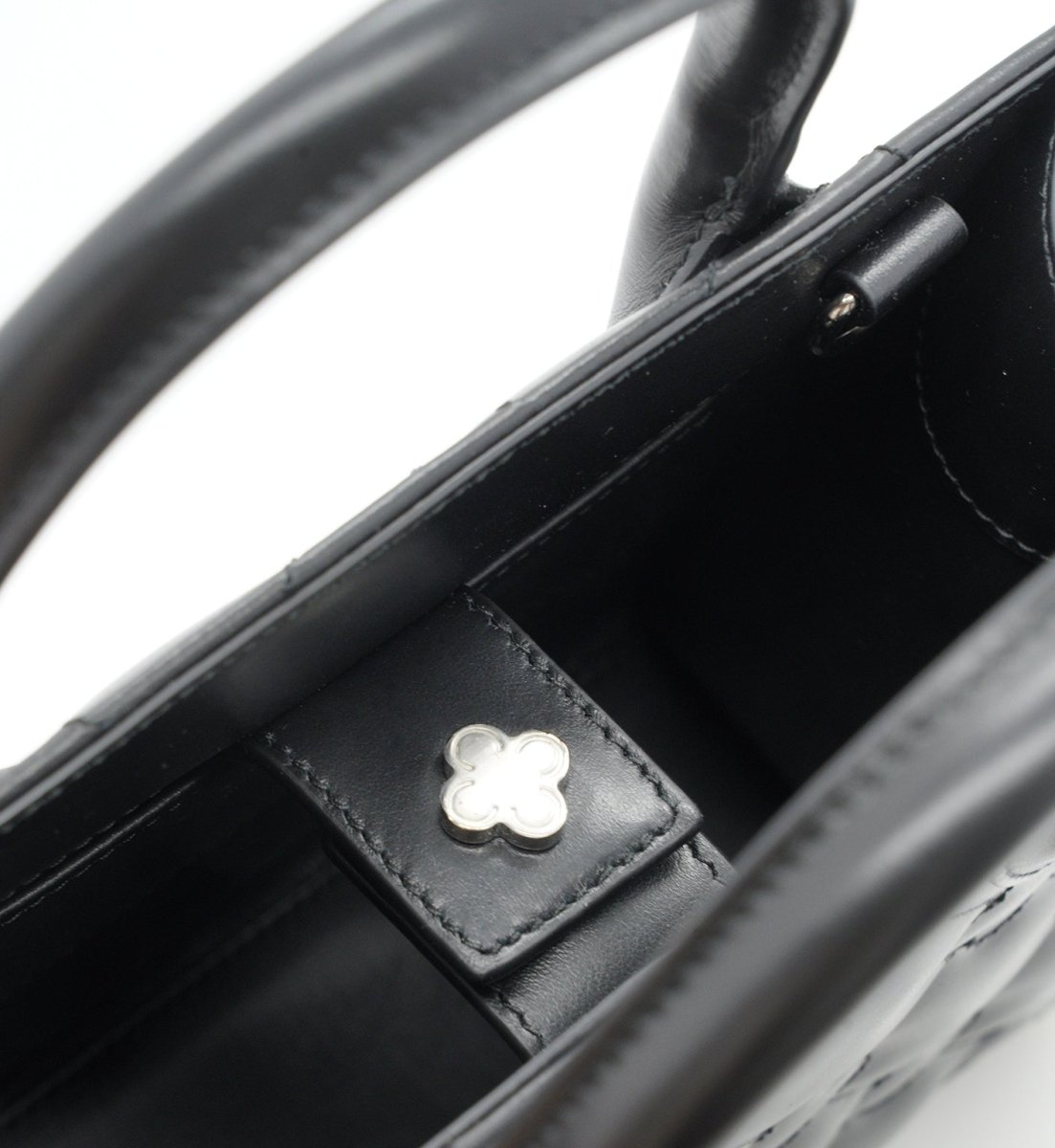 AmrGazzaz عمرو_قزاز LuxuryPerfumes عطور_فاخرة AuthenticPerfume عطور_أصلية NicheFragrance عطور_نيش PerfumeKSA عطور_السعودية ShopOnlineKSA تسوق_أونلاين LuxuryShopping متجر_عطور