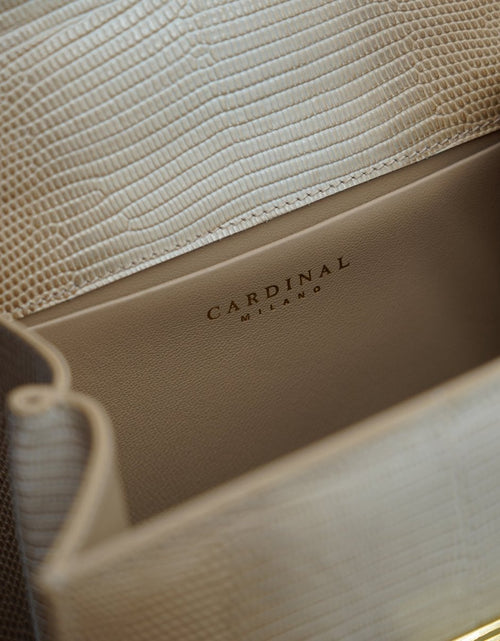 Load image into Gallery viewer, AmrGazzaz عمرو_قزاز LuxuryPerfumes عطور_فاخرة AuthenticPerfume عطور_أصلية NicheFragrance عطور_نيش PerfumeKSA عطور_السعودية ShopOnlineKSA تسوق_أونلاين LuxuryShopping متجر_عطور
