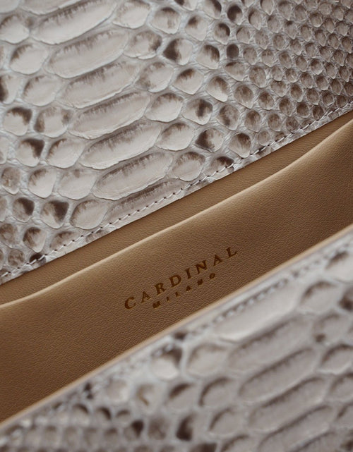 Load image into Gallery viewer, AmrGazzaz عمرو_قزاز LuxuryPerfumes عطور_فاخرة AuthenticPerfume عطور_أصلية NicheFragrance عطور_نيش PerfumeKSA عطور_السعودية ShopOnlineKSA تسوق_أونلاين LuxuryShopping متجر_عطور
