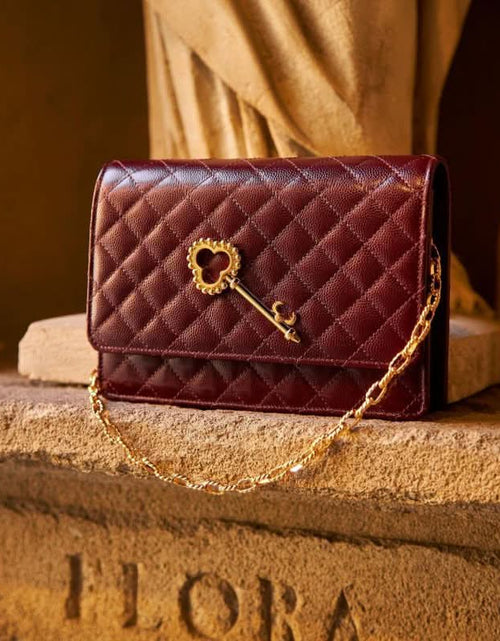 Load image into Gallery viewer, Cardinal gold plated chain 001
