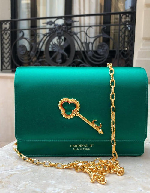 Load image into Gallery viewer, Cardinal gold plated chain 001
