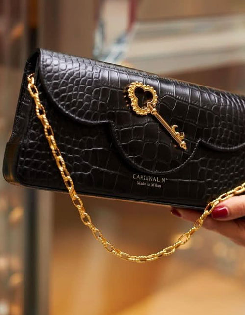 Load image into Gallery viewer, Cardinal gold plated chain 001
